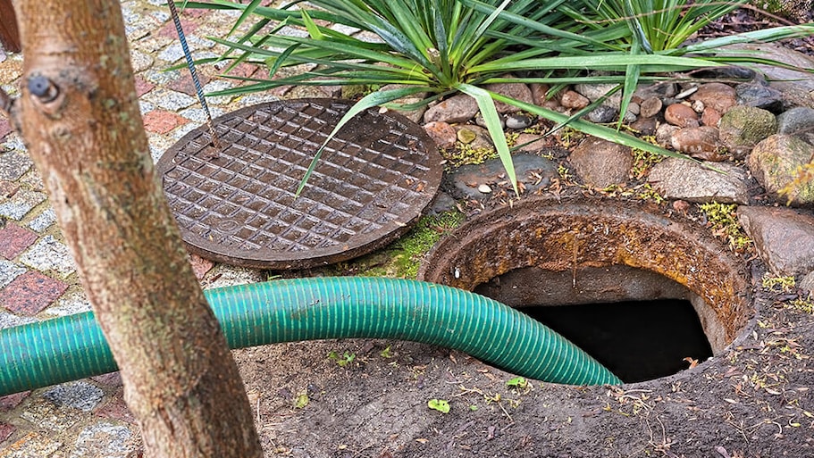 septic-tank-hose-open-cover.jpg